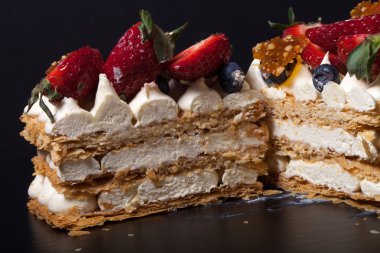 Ev yapımı kek krem ve çilek puf