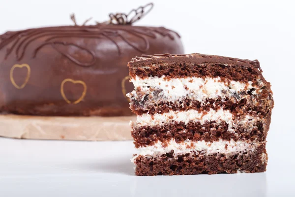 Schokolade hausgemachten Kuchen mit Golddekor. geringe Schärfentiefe. — Stockfoto