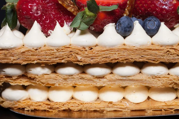 Puff homemade cake with cream and berries — Stock Photo, Image
