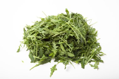 Taze yeşil roka beyaz arkaplanda izole edilmiş.