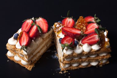 Ev yapımı kek krem ve çilek puf