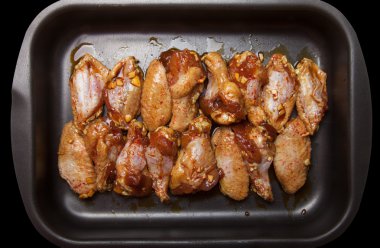 Tavuk kanadı siyah bir Pan Marine