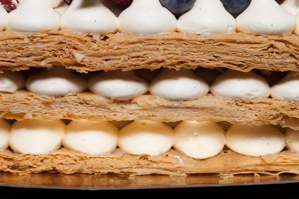 Puff pastel casero con crema y bayas —  Fotos de Stock