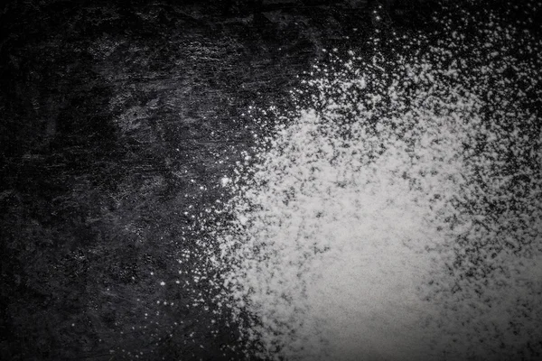 小麦粉は、黒い背景にこぼれます。トーン — ストック写真