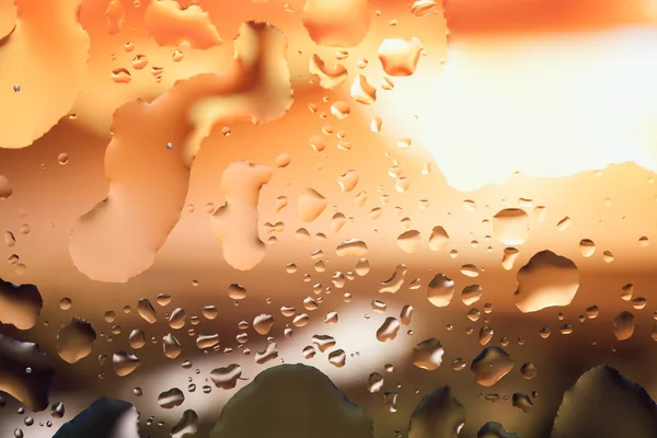 Gocce d'acqua su uno sfondo a colori. Profondità di campo ridotta. Se — Foto Stock