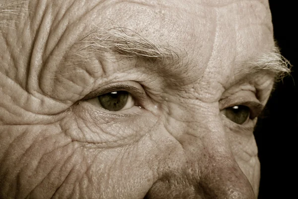Porträt einer älteren Frau auf dunklem Hintergrund. gemildert — Stockfoto