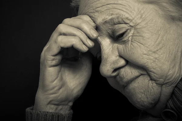 Retrato de anciana sobre fondo oscuro. Tonificado — Foto de Stock