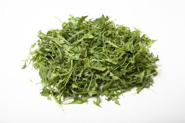 Taze yeşil roka beyaz arkaplanda izole edilmiş.