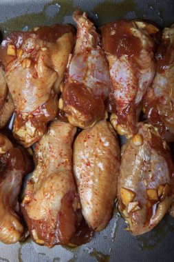 Tavuk kanadı siyah bir Pan Marine