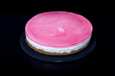 Pembe jöle ile taze ev yapımı cheesecake