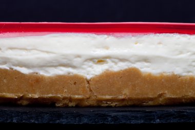 Pembe jöle ile taze ev yapımı cheesecake