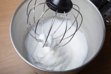 Yumurta akı bir gezegen karıştırıcı kırbaçlanan işlemi
