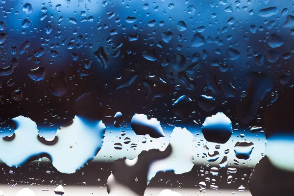 Gocce d'acqua su uno sfondo a colori. Profondità di campo ridotta. Se — Foto Stock