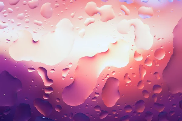 Wassertropfen auf einem farbigen Hintergrund. geringe Schärfentiefe. se — Stockfoto