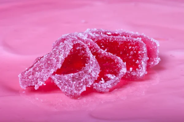 Čerstvé domácí tvarohový koláč s růžovým jelly. Mělká hloubka polí — Stock fotografie