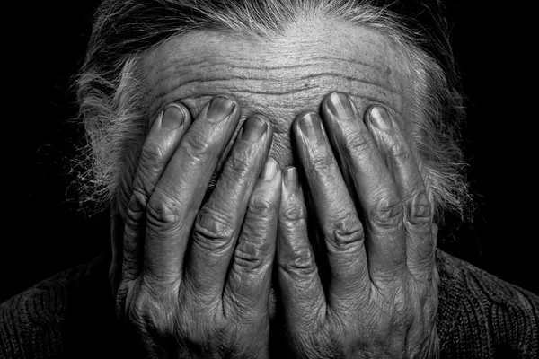 Koyu arka plan üzerinde yaşlı kadın portresi. Tonda