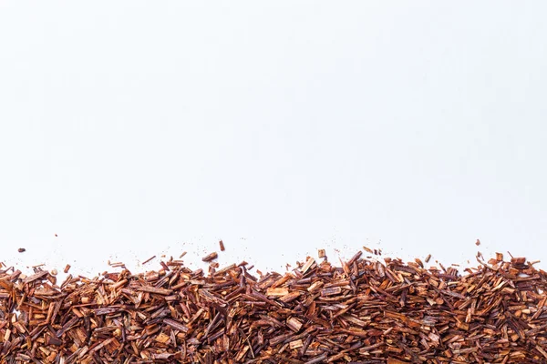 Folhas de chá de rooibos secas como textura para fundo — Fotografia de Stock