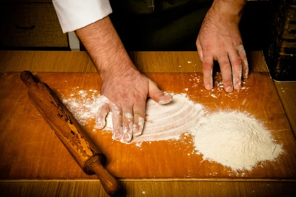 Proces tworzenia domu chleba przez męskich rąk. Stonowanych — Zdjęcie stockowe