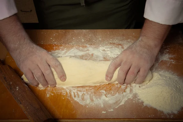 由男性手使家庭面包的过程。定了调子 — 图库照片
