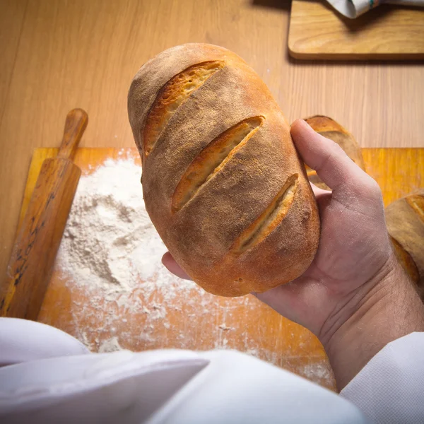 O processo de fazer pão caseiro por mãos masculinas. Tonificado — Fotografia de Stock
