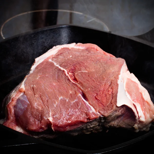 Gran pedazo de carne fresca de res preparada en una sartén. Tonificado —  Fotos de Stock