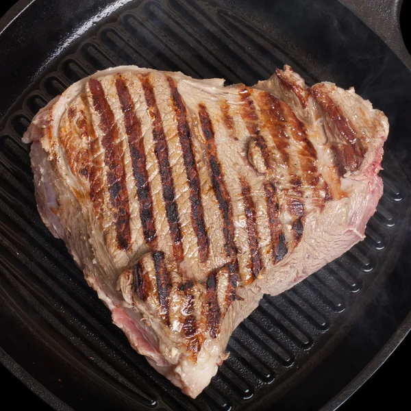 Великий шматок свіжого яловичого м'яса, приготованого на сковороді — стокове фото