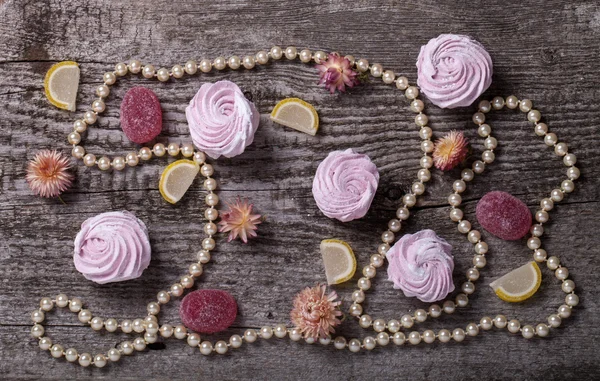 Zephyr maison rose frais - guimauve sur une vieille table en bois — Photo