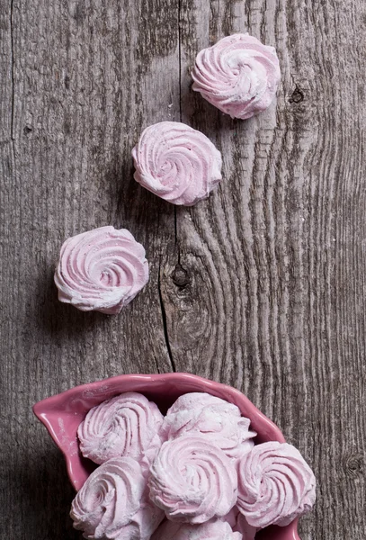 Zephyr caseiro rosa fresco - marshmallow na velha mesa de madeira — Fotografia de Stock