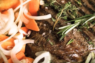 Herb ile ızgara tava üzerinde hazırlanan taze sığır eti büyük parça