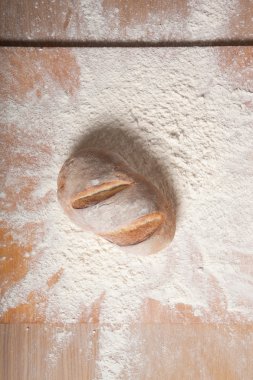 Taze eve ekmek un bir yığın içinde düştü