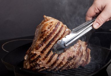 Izgara tavasında hazırlanmış büyük bir parça taze et.