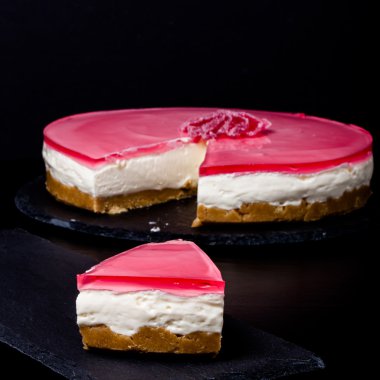 Pembe jöle ile taze ev yapımı peynirli kek. Fiel sığ derinliği