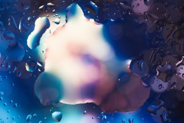 Bir renk arka plan üzerinde Su damlacıkları. Sığ derinlik-in tarla. Se