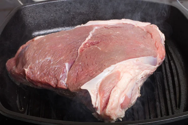 Grande pedaço de carne fresca preparada em uma panela de grelha — Fotografia de Stock