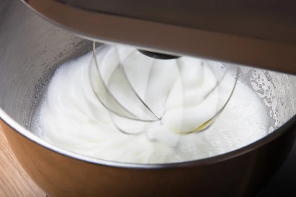กระบวนการของการปั่นไข่ขาวในเครื่องผสมดาวเคราะห์ เซเลคติ — ภาพถ่ายสต็อก