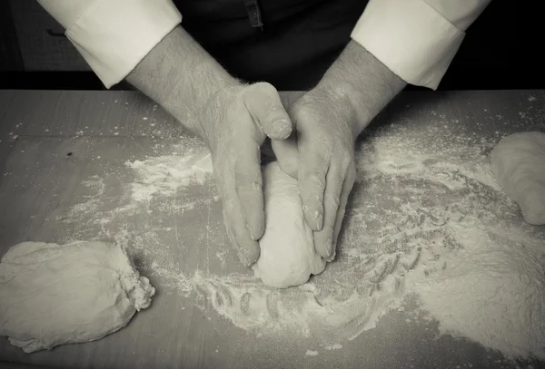 由男性手使家庭面包的过程。定了调子 — 图库照片