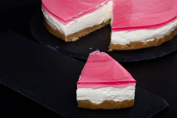 Bolo de queijo caseiro fresco com geleia rosa — Fotografia de Stock