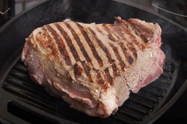 Großes Stück frisches Rindfleisch auf einer Grillpfanne zubereitet — Stockfoto