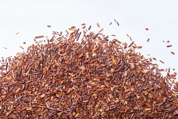Folhas de chá de rooibos secas como textura para fundo — Fotografia de Stock