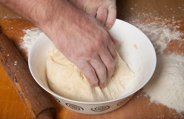 Prosessen med å lage brød av mannlige hender – stockfoto