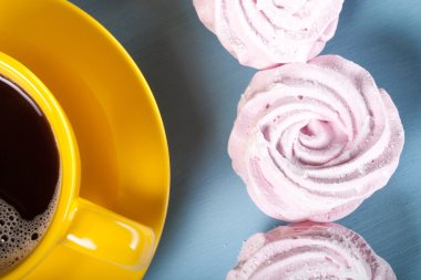 Taze pembe ev yapımı zephyr - hatmi ve kahve bl üzerinde