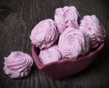 Taze pembe ev yapımı zephyr - hatmi eski ahşap masa üzerinde. Hedef