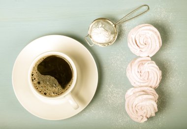 Taze pembe ev yapımı zephyr - hatmi ve beyaz çay fincan