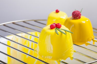 Sarı mousse kek çilek ile. Sığ derinlik-in tarla