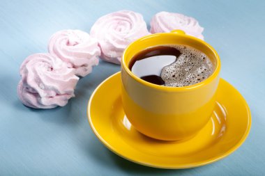 Taze pembe ev yapımı zephyr - hatmi ve kahve bl üzerinde