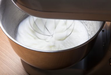 Yumurta akı bir gezegen karıştırıcı kırbaçlanan işlemi. Şartlarını