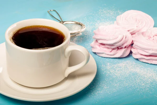 Zephyr caseiro rosa fresco - marshmallow e xícara branca de chá em — Fotografia de Stock