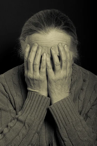 Портрет пожилой женщины на тёмном фоне. Toned — стоковое фото