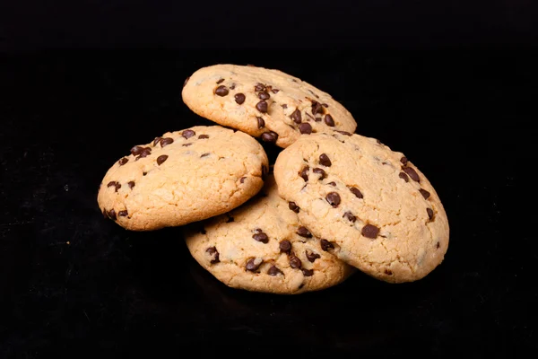 Amerikanische Kekse mit Schokotropfen auf schwarzem Hintergrund — Stockfoto