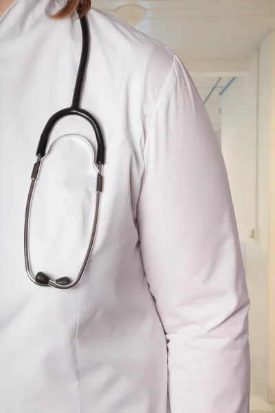 Medico con stetoscopio su sfondo sfocato — Foto Stock